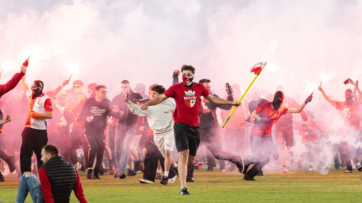 Platzsturm mit Bengalos: Spielabbruch beim Derby in Prag
