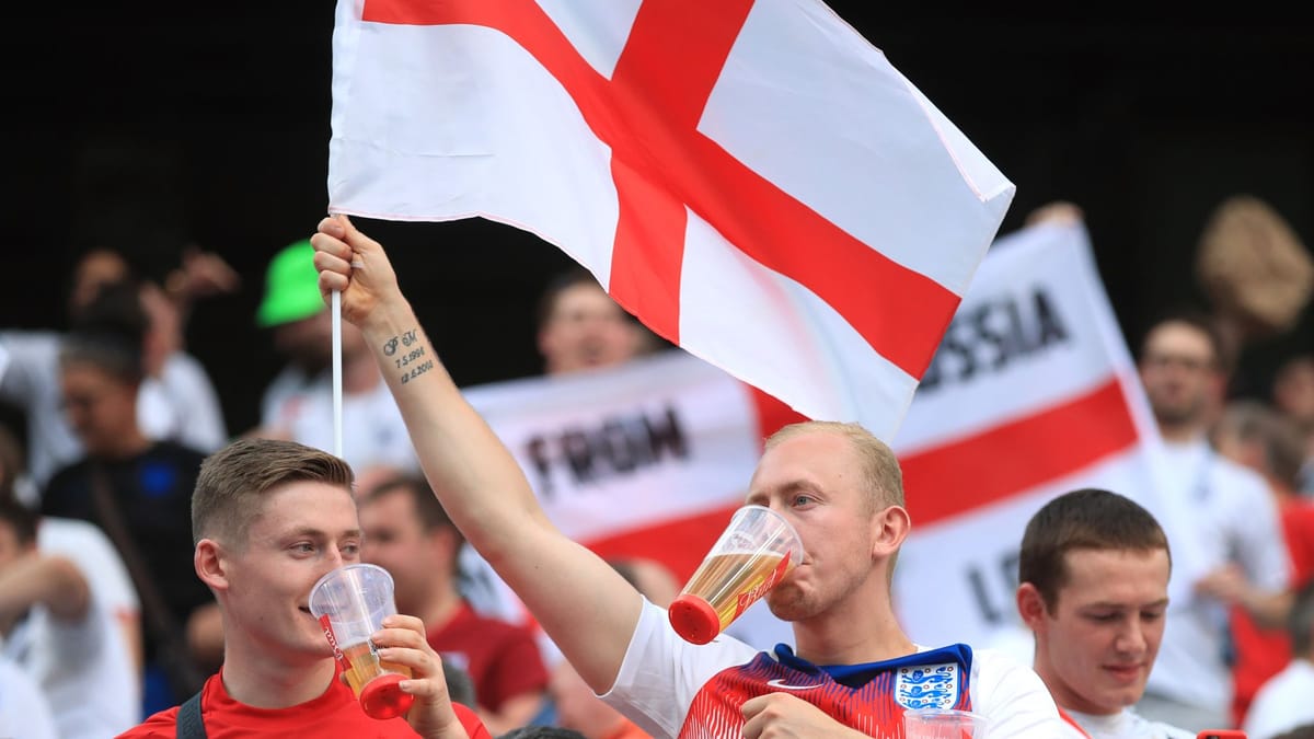 Alkohol im Stadion: Britischer Premier will Verbot kippen